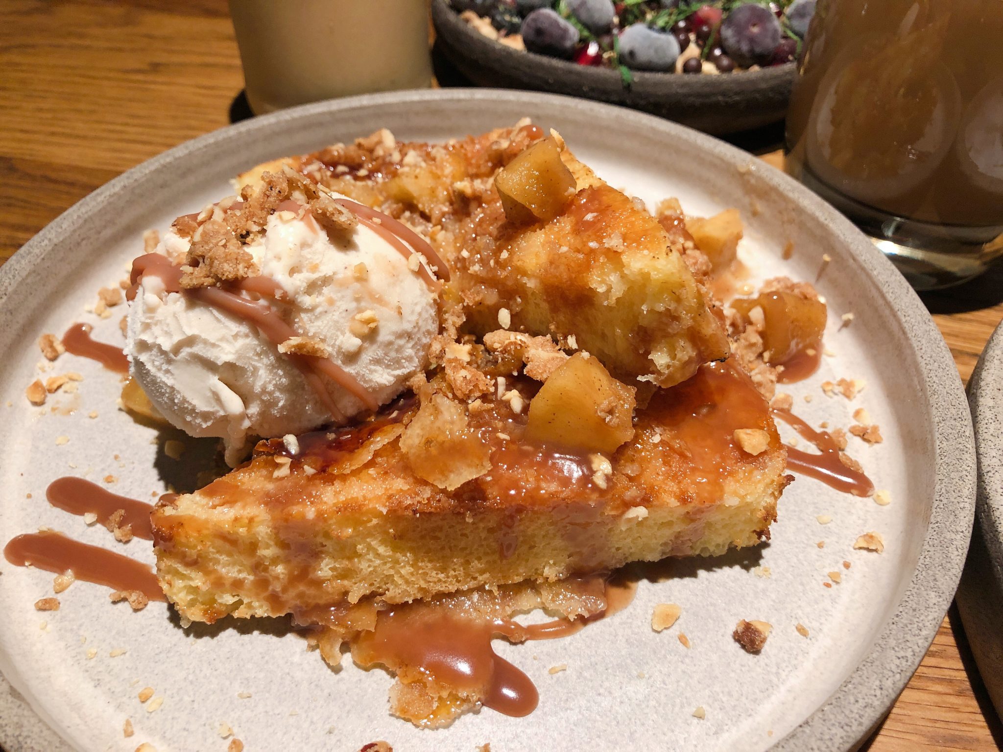 APPLE CRUMBLE FRENCH TOAST