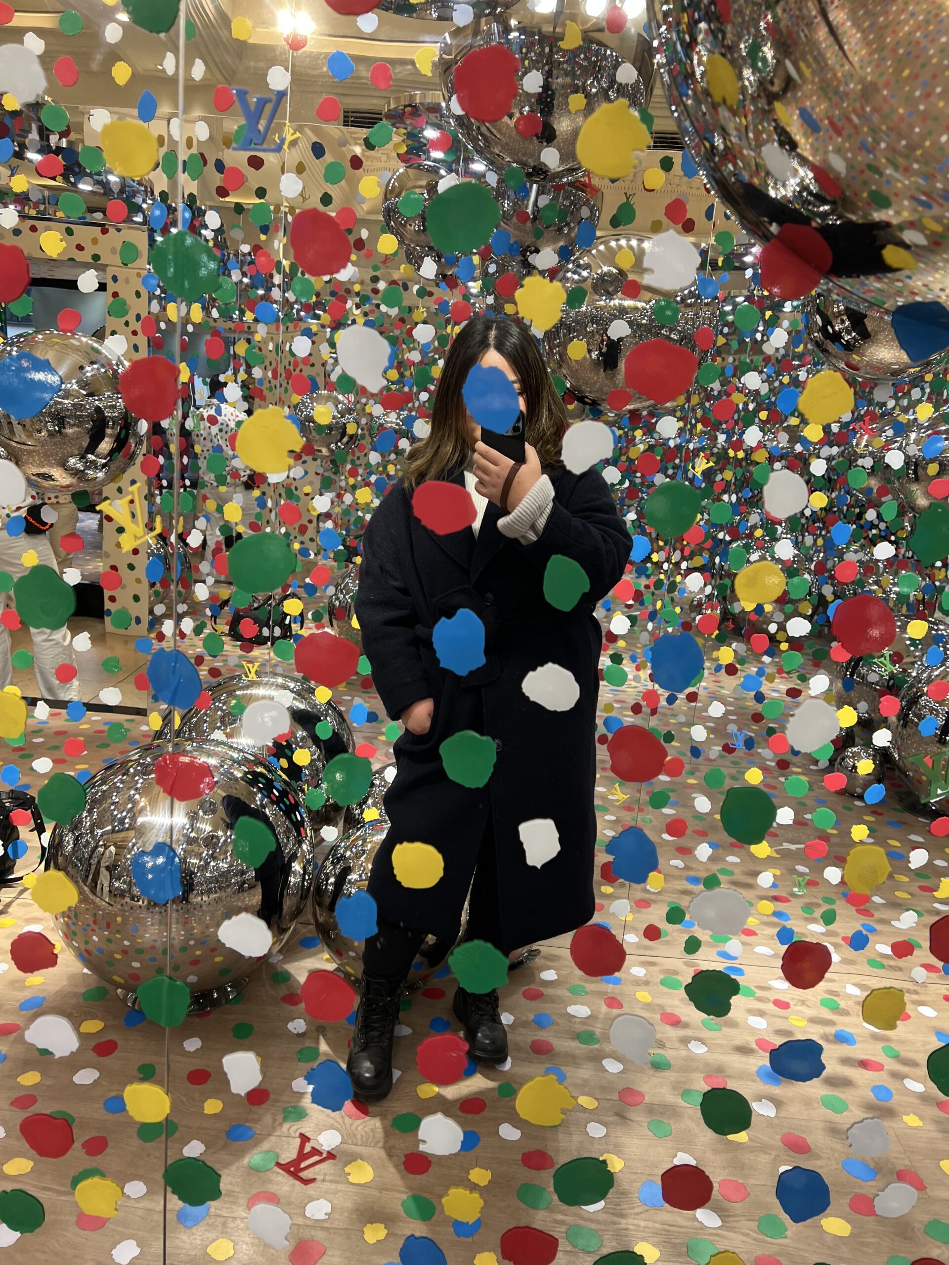 We just HAD to visit Harrods to see the Yayoi Kusama & @Louis