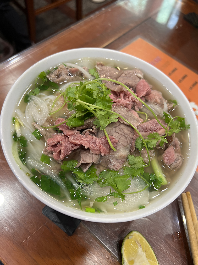 Bát đặc biệt pho bo at Pho 10 Ly Quoc Su