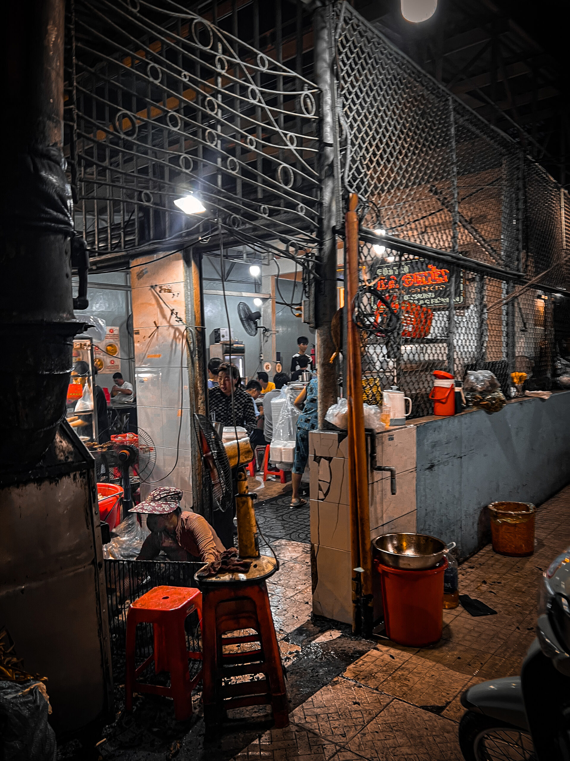 Cơm Tấm Ba Ghiền workers in Saigon