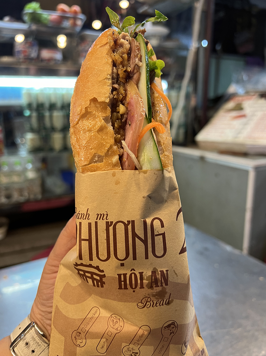 BÁNH MỲ THỊT HEO VỚI HAM VÀ PATE