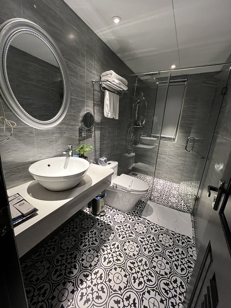 Shining Central Hotel bathroom