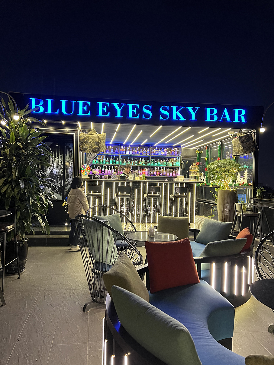 Shining Central Hotel blue skies bar