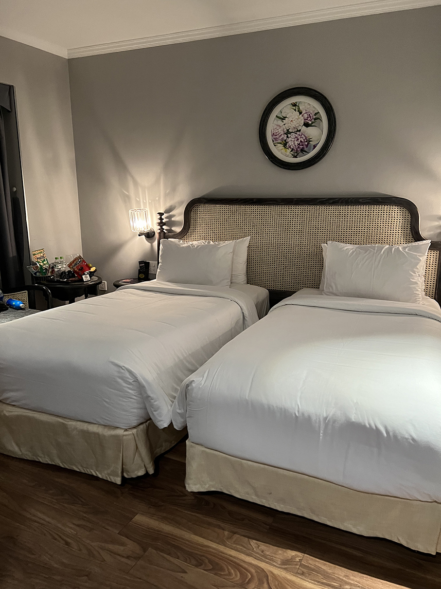 Shining Central Hotel twin bedroom