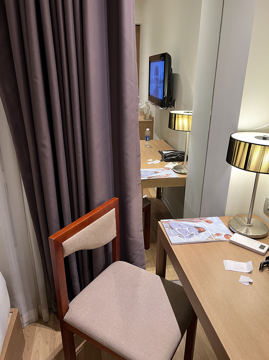 seating area twin room Mercure Hanoi La Gare