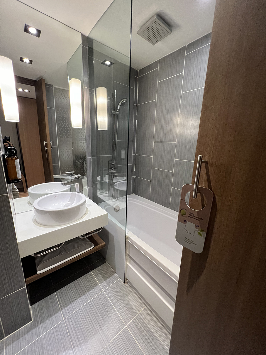 sink and bathroom Mercure Hanoi La Gare