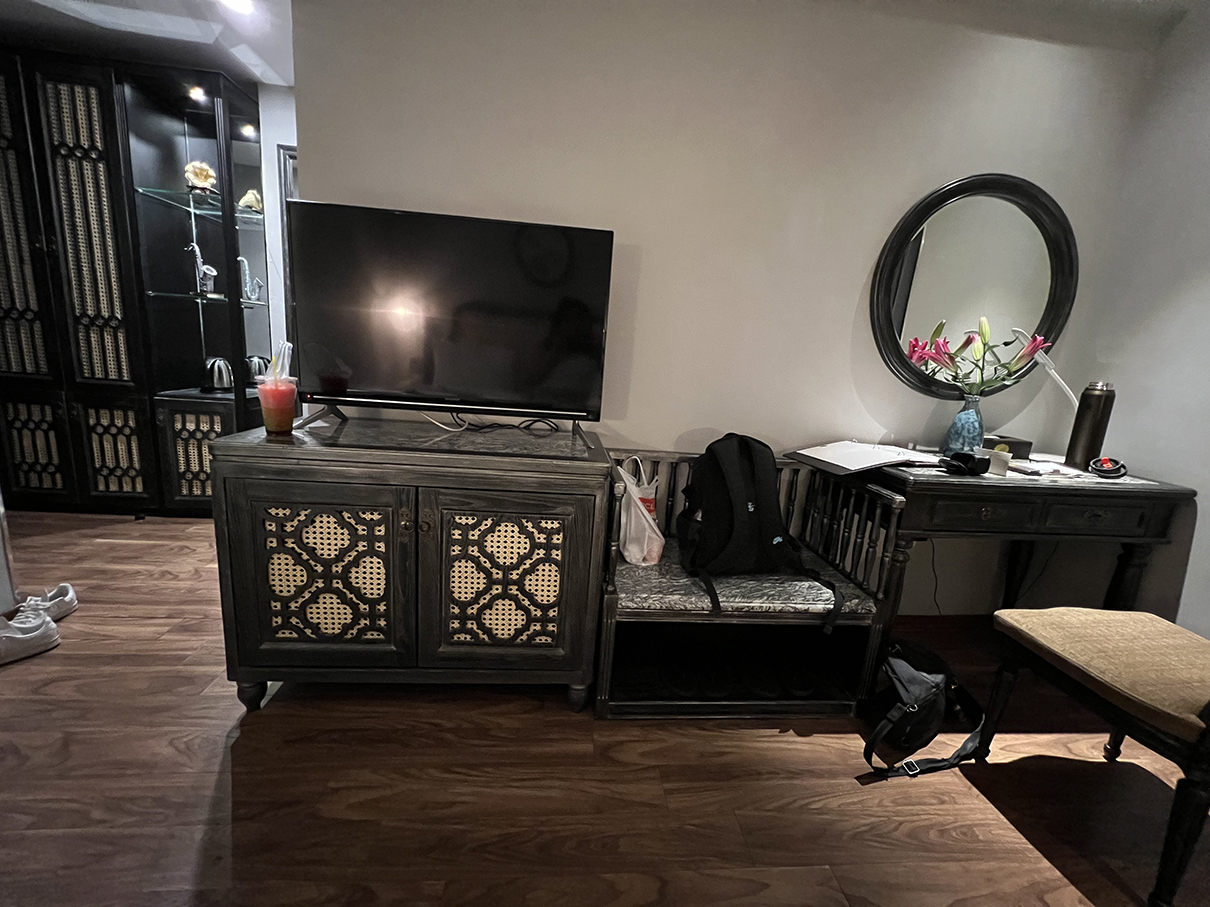 tv luggage area Shining Central Hotel